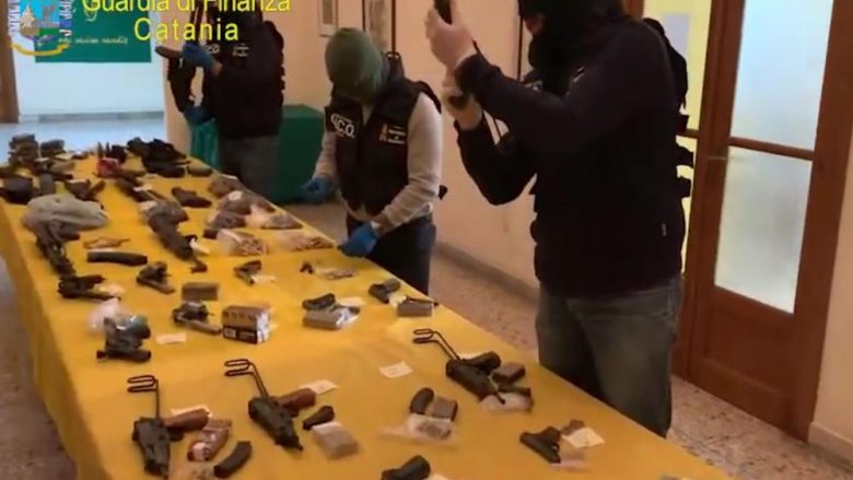 Policia italiane sekuestron arsenal armësh të Koza Nostrës në Sicili, mafia i kishte paketuar në rezervuarë nëntokësor në plazh