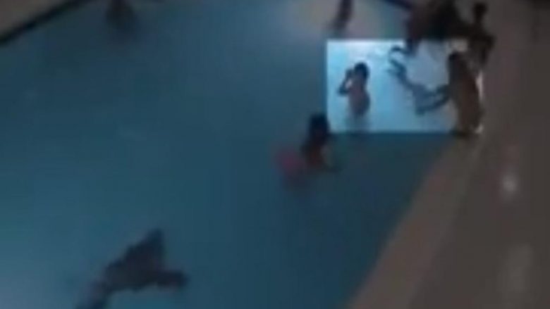 Dyvjeçari bie në pishinë, të rriturit që ishin afër as që e vërejtën për disa sekonda – në momentet e fundit e shpëtuan dy infermiere