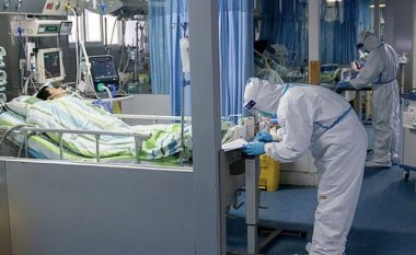 Po bëjnë gjithçka për të parandaluar zgjerimin e virusit, Kina dërgon punonjësit shëndetësor dhe pajisjet në spitalin e ri