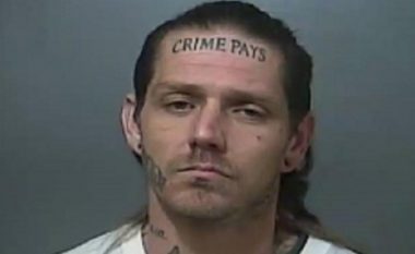 Tallen me të burgosin për shkak të tatuazhit në ballë  