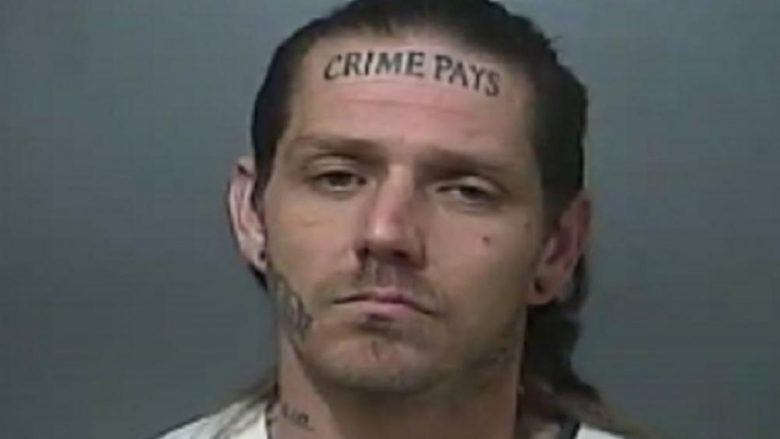 Tallen me të burgosin për shkak të tatuazhit në ballë  