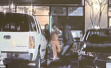 Kamera kap momentin kur një burrë me revole shtie mbi një person para një restoranti në Atlanta