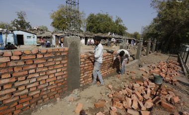 Para vizitës së Trump, autoritetet indiane ndërtojnë murin në lagjen e varfër – me këtë veprim po synojnë të fshehin “realitetin”  