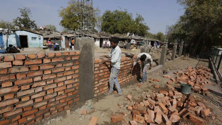 Para vizitës së Trump, autoritetet indiane ndërtojnë murin në lagjen e varfër – me këtë veprim po synojnë të fshehin “realitetin”  