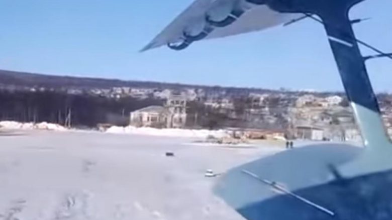 Dukej se gjithçka po shkonte në rregull derisa po ngjitej në ajër – aeroplani rus rrëzohet në tokë – pasagjeri filmon momentin