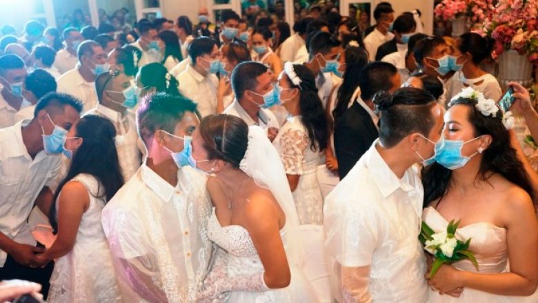 Ceremonia masive e martesës, në Filipine 220 çifte mbajtën maska mbrojtëse nga frika e coronavirusit