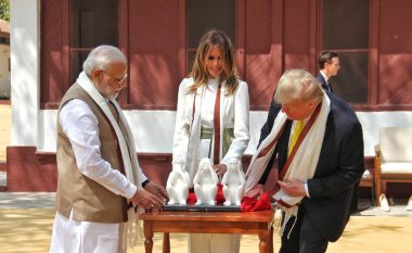 Trump dhe Melania Trump vizitë dyditore në Indi, kryeministri i vendit u bënë dhuratë figurat e tre majmunëve