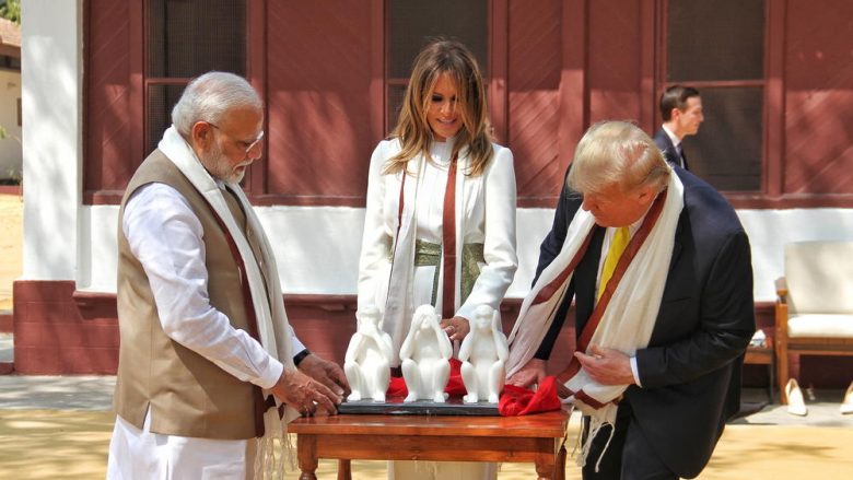 Trump dhe Melania Trump vizitë dyditore në Indi, kryeministri i vendit u bënë dhuratë figurat e tre majmunëve