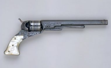 Pistoleta me pesë fishekë e shpikur para 184 viteve