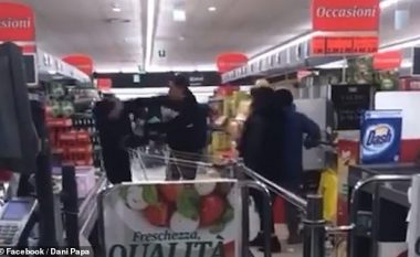 Mungojnë artikuj të shumtë ushqimor brenda marketit në Itali, të rinjtë rrahen – ndërhyjnë punonjësit për ta vënë nën kontroll situatën