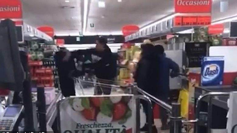 Mungojnë artikuj të shumtë ushqimor brenda marketit në Itali, të rinjtë rrahen – ndërhyjnë punonjësit për ta vënë nën kontroll situatën