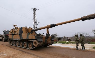 Vriten dy ushtarë turq, rebelët sirianë marrin nën kontroll qytetin kryesor