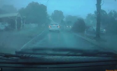 Erërat e forta shkulin pemën gjigante që përfundon mbi një veturë, shpëton mrekullisht shoferja – kalimtarët filmojnë gjithçka