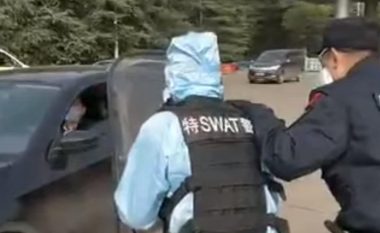 Policia kineze trajnohet për t’u ballafaquar me të prekurit nga coronavirusi, pamje që tregojnë si reagojnë kur dikush nuk dëshiron të futet në karantinë