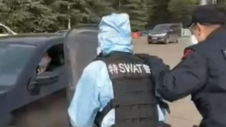 Policia kineze trajnohet për t’u ballafaquar me të prekurit nga coronavirusi, pamje që tregojnë si reagojnë kur dikush nuk dëshiron të futet në karantinë