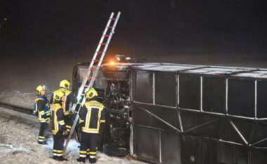 Stuhia rrokullis autobusin në Gjermani, lëndohen tetë pasagjerë kroatë – erërat e forta shkulin pemët