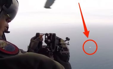 Me mitralozin e montuar në helikopter, rrëzon dronin në det – pamje nga stërvitjet e ushtrisë amerikane