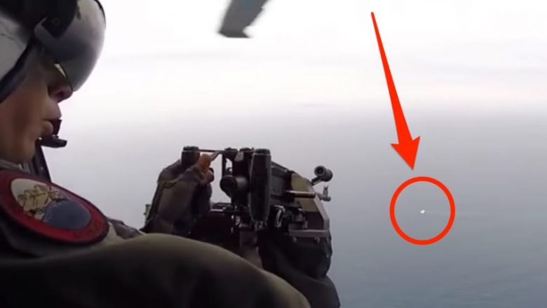 Me mitralozin e montuar në helikopter, rrëzon dronin në det – pamje nga stërvitjet e ushtrisë amerikane