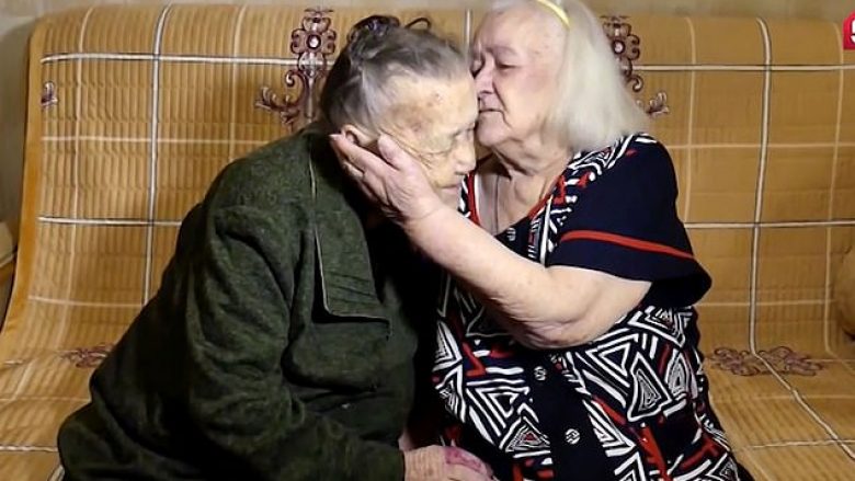 Beteja e përgjakshme për Stalingradin i kishte ndarë, ribashkohen motrat ruse pas 78 viteve – ky moment emocionues u transmetua në televizion