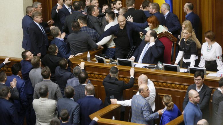 Shpërthen dhuna në Parlamentin e Ukrainës