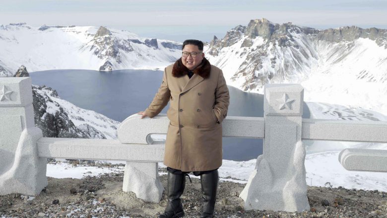 Si është mbrojtur Kim Jong-Un nga coronavirusi, edhe pse janë fqinjët e parë të Kinës – në Korenë e Veriut nuk ka të infektuar