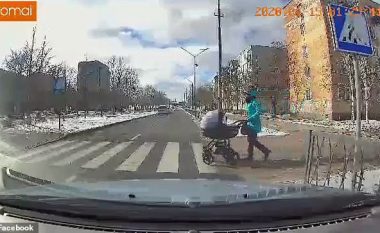 Ukrainasja po kalonte rrugën në vija të bardha, vetura godet karrocën në të cilën e kishte foshnjën – shpëton mrekullisht