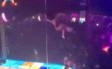 U ngjit në shkop për të argëtuar të pranishmit, striptizerja amerikane bie nga 6 metra lartësi – thyen nofullën