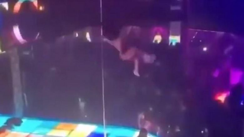 U ngjit në shkop për të argëtuar të pranishmit, striptizerja amerikane bie nga 6 metra lartësi – thyen nofullën
