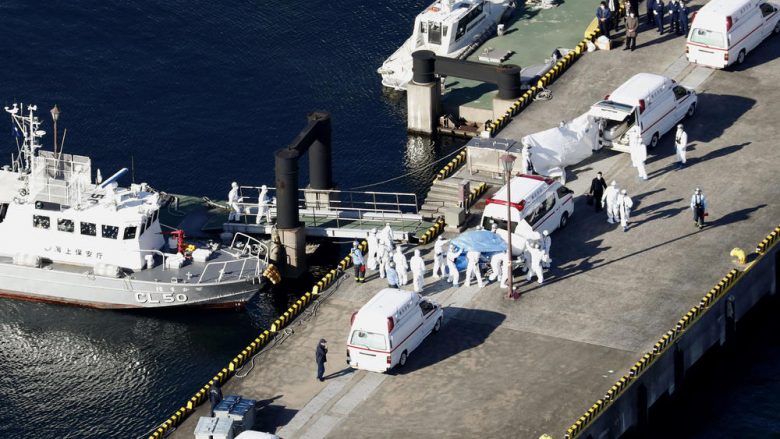 Edhe 10 persona preken nga coronavirusi në anijen e ndalur në portin japonez, pasagjerët janë dërguar në spitale për trajtim të mëtutjeshëm