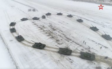 Ushtari rus i propozon të dashurës, derisa automjetet e blinduara bëjnë formën e zemrës