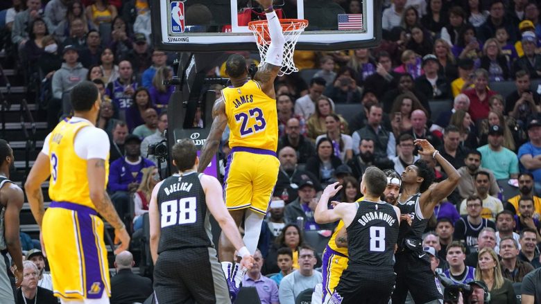 Pas dy disfatave radhazi, LA Lakers kthehen te fitoret
