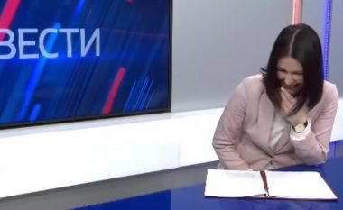 Po lexonte lajmin për rritjen e shumës së parave për veteranët e luftës dhe invalidë, prezantuesja ruse e lajmeve nuk mund të ndalej duke qeshur