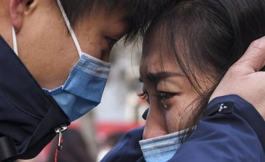 Mjeku kinez i thotë lamtumirë gruas, para se të niset për të trajtuar të prekurit me coronavirus