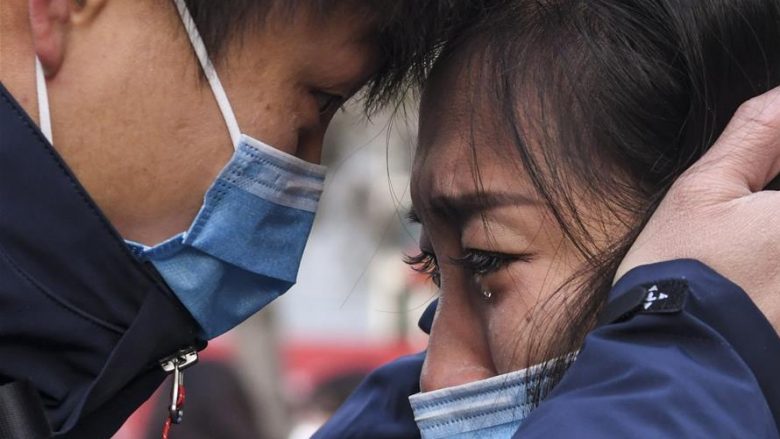 Mjeku kinez i thotë lamtumirë gruas, para se të niset për të trajtuar të prekurit me coronavirus