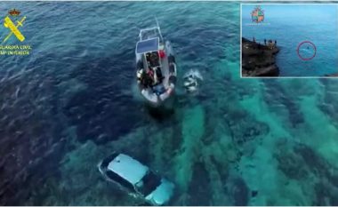 Del nga rruga derisa lëvizte me 200 km/h, spanjolli përfundon me veturë në det – kalimtarët e rastit kërcejnë në ujë për ta shpëtuar