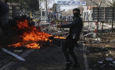 Policia greke përdor zjarr dhe gaz lotsjellës ndaj refugjatëve në kufirin turk