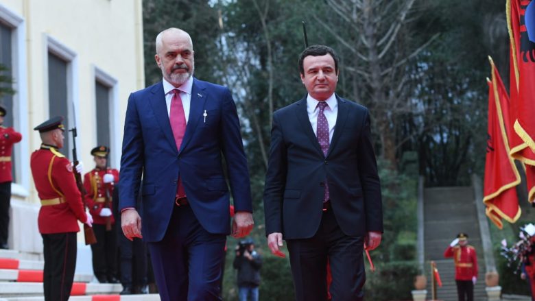 Kurti pritet me ceremoni shtetërore në Tiranë, nis takimi me kryeministrin Rama