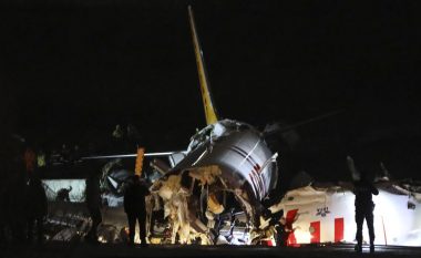 Arrestohet piloti i aeroplanit në Stamboll, që rrëshqiti nga pista dhe u nda në tri pjesë