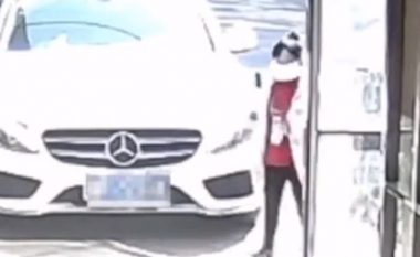Ngatërroi pedalin e frenit me të gazit, kinezja shtyp bijën e saj me veturë – shpëton mrekullisht