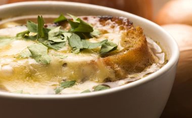 Supë franceze me qepë: Një ndër racionet më të shëndetshme!