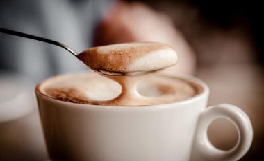 Si të bëni cappuccino kremoze me shkumë të pasur pa aparat