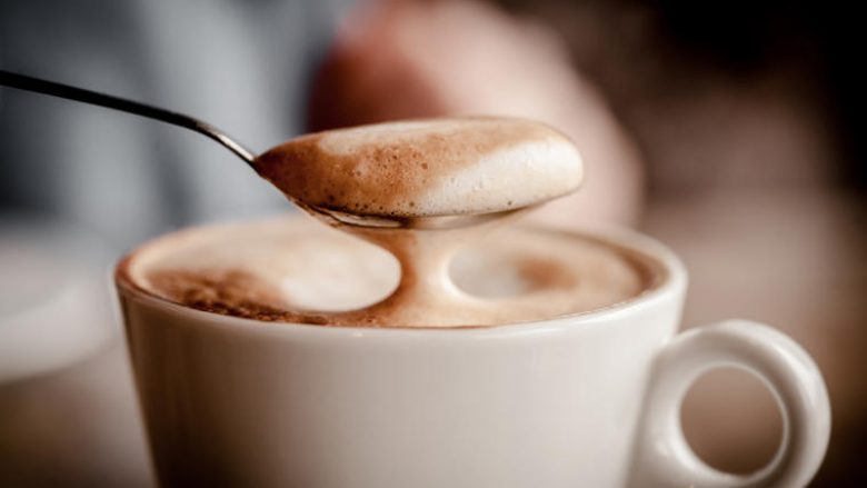 Si të bëni cappuccino kremoze me shkumë të pasur pa aparat