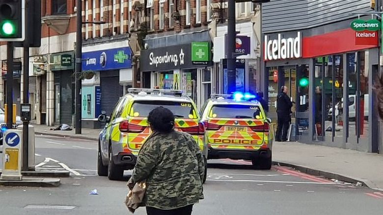 ‘Sulm terrorist’ – plagosi me thikë disa persona, vritet nga policia londineze