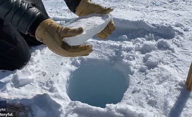 Hedh një copë akulli në një vrimë në Antarktidë, tingulli që bëri akulli mahnit të gjithë