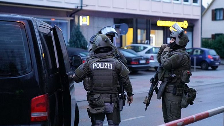 Dy persona të plagosur në sulmin e dhunshëm me armë dhe thikë në Stuttgart të Gjermanisë