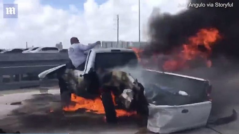 Heroi tërheq shoferin nga kamioni që po digjej ‘ndërsa 20 persona tjerë qëndrojnë duke filmuar me telefonat e tyre’