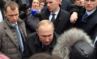 Vladimir Putin përballet me një situatë të pakëndshme kur pyetet nga një grua se ‘A mund të jetoni me 130 euro në muaj?’