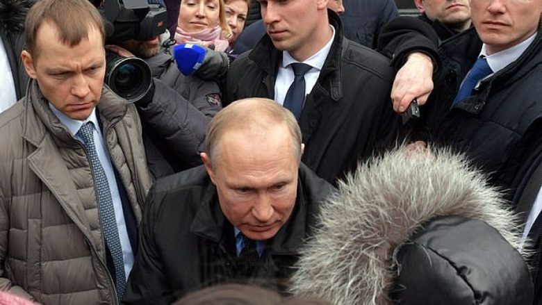 Vladimir Putin përballet me një situatë të pakëndshme kur pyetet nga një grua se ‘A mund të jetoni me 130 euro në muaj?’