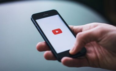 YouTube festoi ditëlindjen e 15-të: Rrëfimi për platformën që ka sjellë revolucion te videot – por që kishte edhe “defektet” e saj