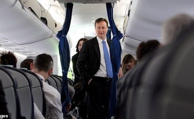Truproja e David Cameron shkakton panik në aeroplan, harron revolen e mbushur në tualet – reagojnë ashpër pasagjerët